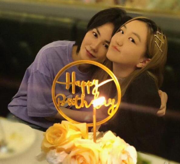 王菲為李嫣慶生母女更似姐妹花 與閨蜜合照手機殼亮了