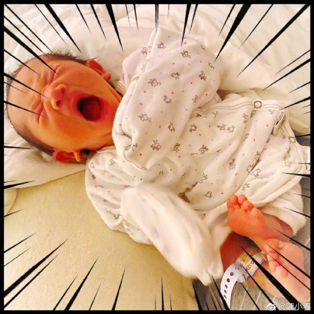 陳小春兒童節(jié)首曬二胎兒子正面照 一家四口齊了