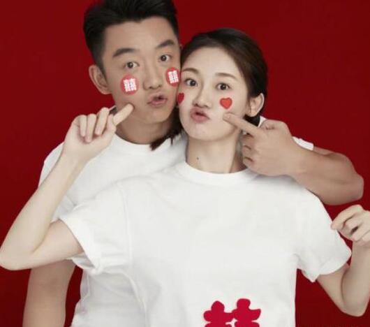 鄭愷苗苗現(xiàn)身婦產(chǎn)醫(yī)院奉子成婚遭石錘 恩愛(ài)有加貼心呵護(hù)