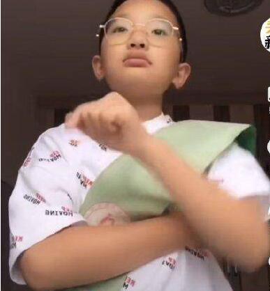 戲精男孩轉(zhuǎn)型回來(lái)了 鐘美美模仿志愿者網(wǎng)友紛紛點(diǎn)贊支持