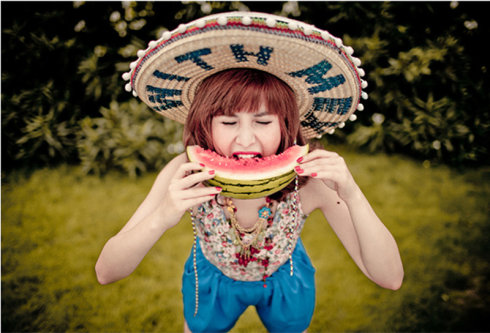 三歲女萌娃愛(ài)玩塑料蛇 根據(jù)寶寶喜歡的玩具看寶寶性格