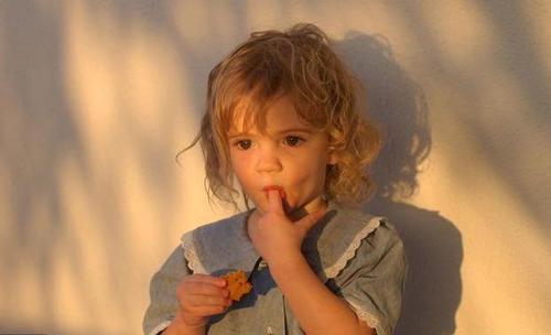 孩子咬手指是缺乏安全感？親貝網(wǎng)小編為你解惑