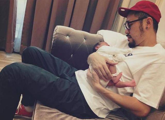 說(shuō)唱歌手熱狗女友官宣二胎 未婚先孕備受網(wǎng)友熱議