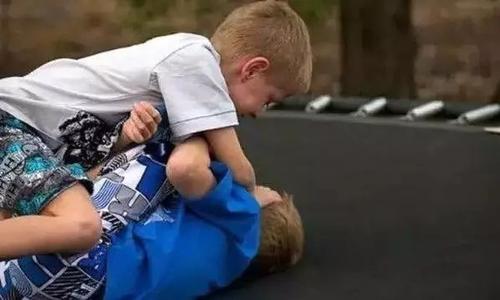 不能簡(jiǎn)單的教孩子“打回去” 具體問(wèn)題具體應(yīng)對(duì)