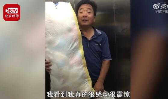 爺爺進城看孫女背一袋子布娃娃 對孩子的愛從未打過折