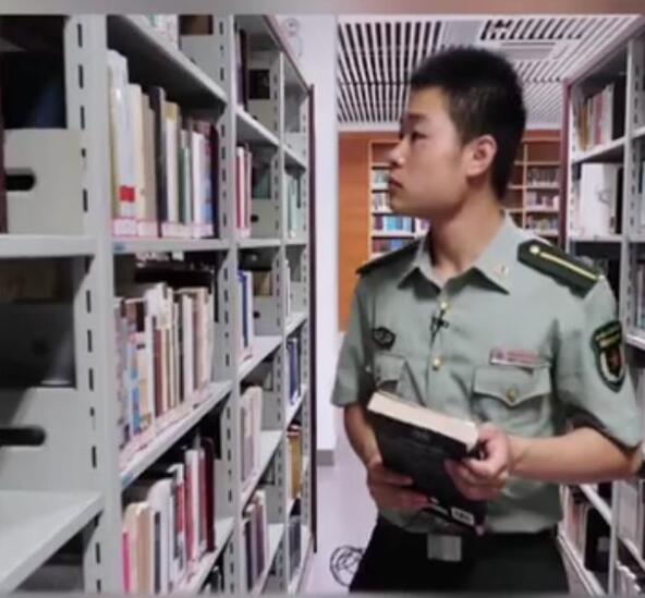工地收到通知書的搬磚男孩畢業(yè)了 成為軍官的他判諾兩人