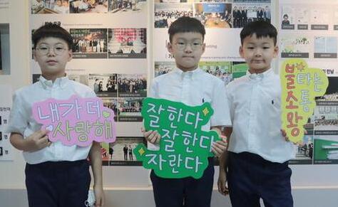 宋一國三胞胎用時一年寫字做公益 字體可愛稚嫩