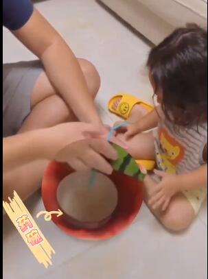 爸爸用西瓜偽裝套路女兒吃藥 爸爸的愛套路深