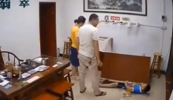 店主回應(yīng)熊孩子尬舞扯翻一桌翡翠 損失十幾萬網(wǎng)友表示心疼