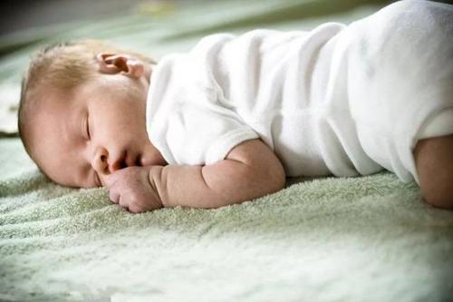 晚上給寶寶換幾次紙尿褲合適？親貝網(wǎng)小編從這兩個方面建議