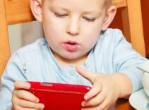 過早接觸網(wǎng)絡(luò)直播對孩子有哪些危害？