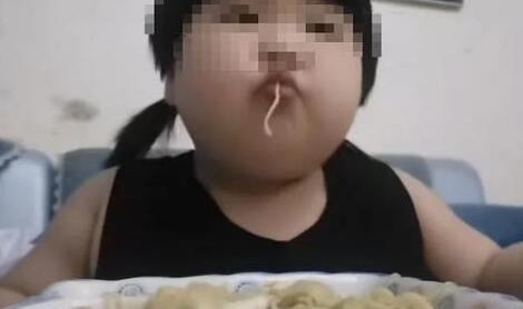 為了當(dāng)“網(wǎng)紅”賺錢？母親把3歲孩子硬喂到70斤