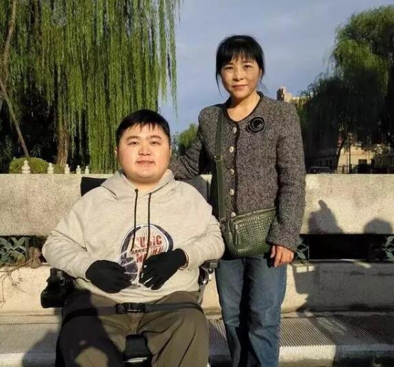 媽媽背患病兒子一路讀到清華博士 為母則剛偉大的母愛