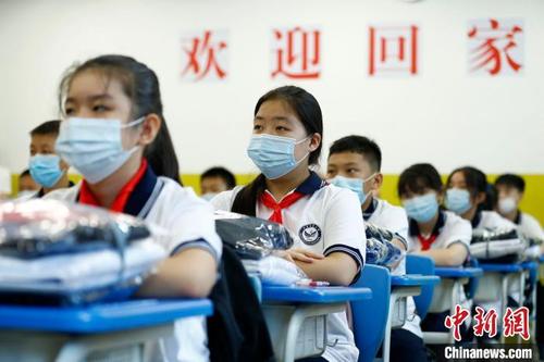 全國(guó)近3億大中小學(xué)學(xué)生陸續(xù)開(kāi)學(xué) 回歸校園新學(xué)期加油