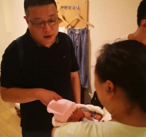 網(wǎng)絡(luò)販嬰產(chǎn)業(yè)鏈一個(gè)嬰兒開(kāi)價(jià)七八萬(wàn) 中介兩頭賺差價(jià)