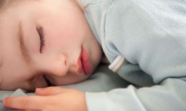 孩子一旦發(fā)射這三個信號，就說明寶寶困了