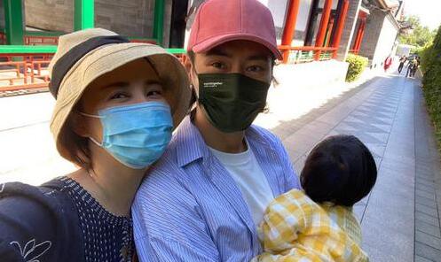 張歆藝教兒子說(shuō)話 四坨奶聲可愛(ài)一字不落似復(fù)讀機(jī)