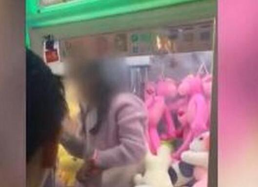 四川一娃娃機(jī)里現(xiàn)真娃娃 救援人員直呼娃娃淘氣如何進(jìn)去的