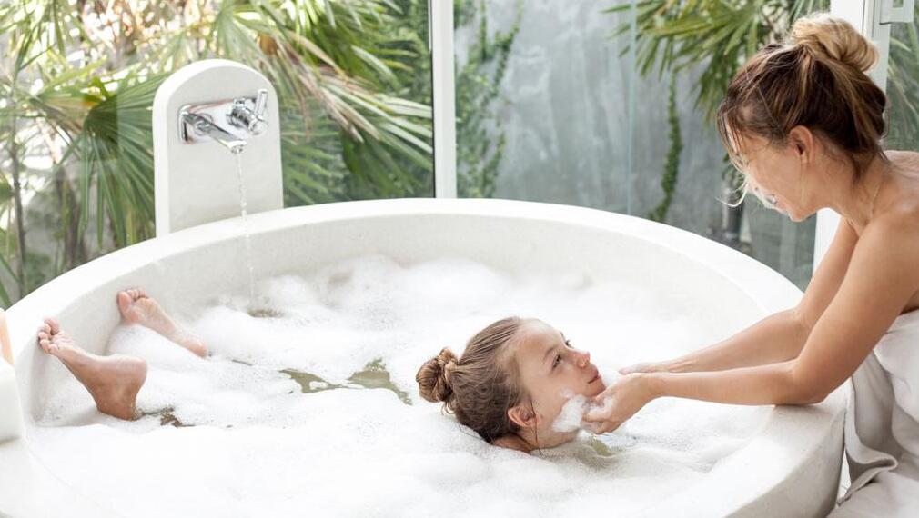 給孩子洗澡怎么準(zhǔn)確試水溫？聰明媽媽這么做