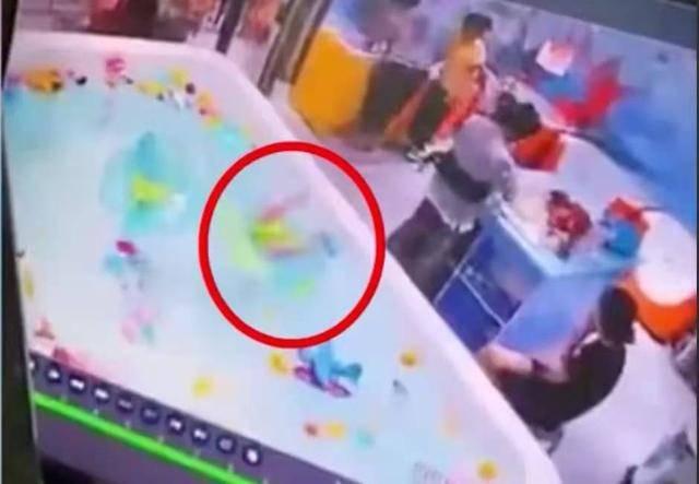 嬰兒游泳池溺水掙扎3分鐘 親貝網(wǎng)小編提醒寶寶游泳注意事項(xiàng)