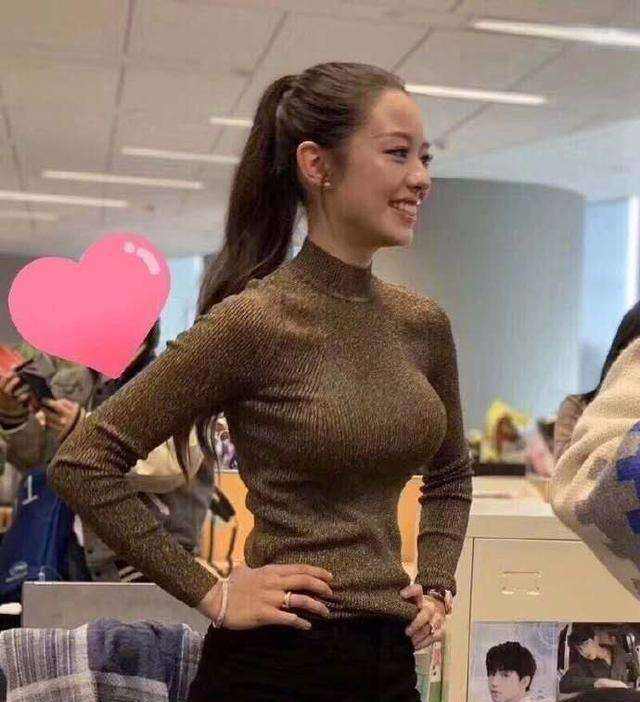 吉娜懷孕六個(gè)月的時(shí)候依舊芊芊細(xì)腰，是不正常還是刻意？