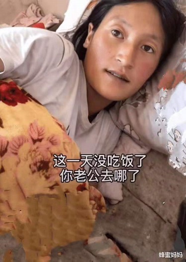 寶媽連生4娃無(wú)人照料，讓孩子喝水充饑