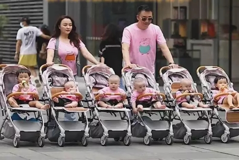 夫妻兩胎6娃，推車逛街造就獨(dú)特風(fēng)景