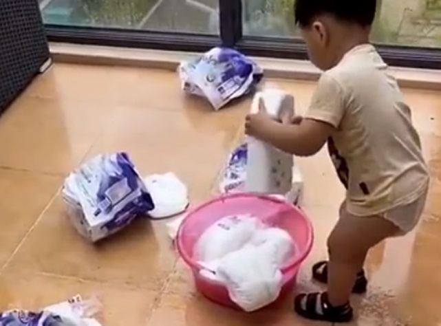 勤快萌娃用洗衣機(jī)洗“紙尿褲”，網(wǎng)友紛紛留言調(diào)侃