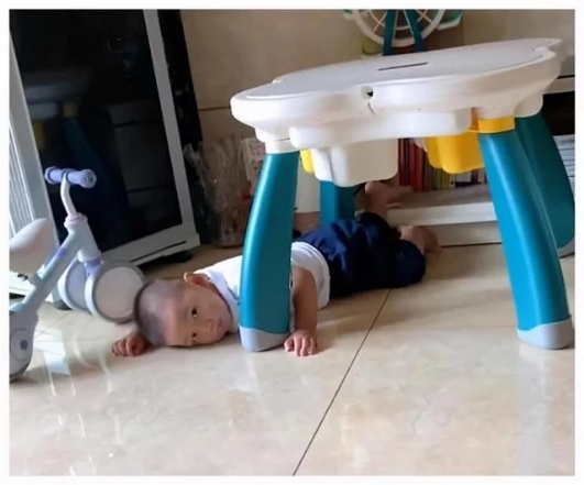 開學(xué)后弟弟在家“百無聊賴”，網(wǎng)友笑翻：沒人搶的玩具都不香了