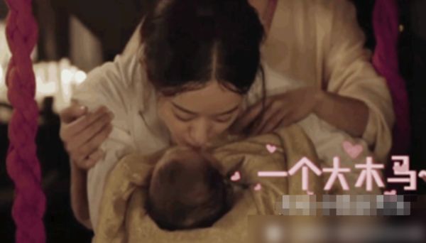 圍觀女星抱娃，趙麗穎母愛爆棚