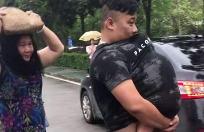 “袋鼠奶爸”巧妙為娃遮風(fēng)擋雨，網(wǎng)友調(diào)侃：這肚子像極了愛(ài)情