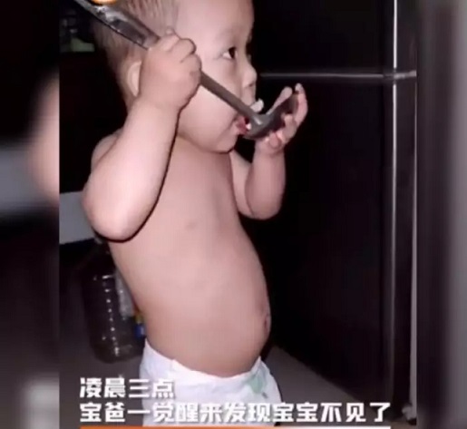 寶寶半夜餓醒獨(dú)立尋食，網(wǎng)友看后紛紛點(diǎn)贊