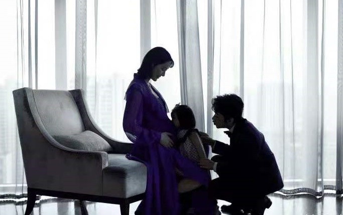 王祖藍(lán)發(fā)文暗示妻子分娩在即，但2年生倆真沒問題？