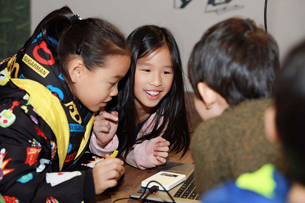 張庭和林瑞陽的女兒走秀，慘遭旁人無視