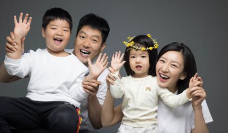 唐一菲曬全家福為5歲兒子慶生，網(wǎng)友紛紛留言祝福