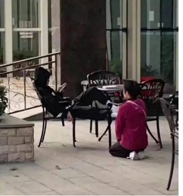 母女食物對(duì)比鮮明，無底線的寵愛只會(huì)毀了你的孩子