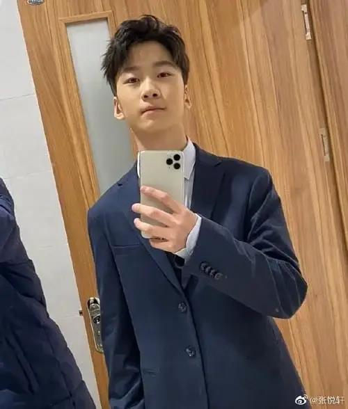 鄰家少年初長成，13歲天天曬近照讓網(wǎng)友不敢相信