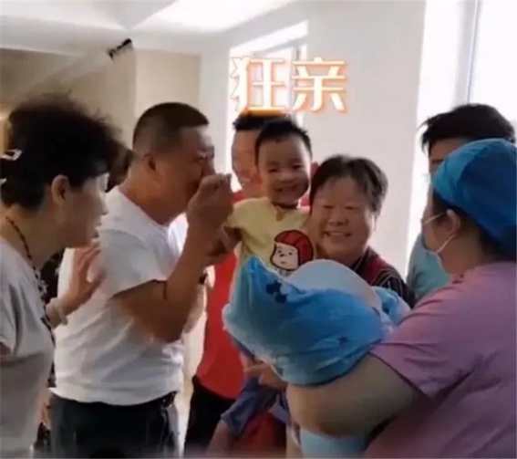 二胎孫女出生，爺爺“教科書(shū)式”反應(yīng)引網(wǎng)友羨慕：“別人家的公婆”