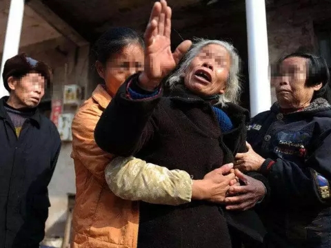 湖北街頭孫子和奶奶激烈對(duì)打，背后影射的是家庭教育的缺失