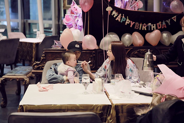 伊能靜兒子公開家庭照，昔日照片引發(fā)議論