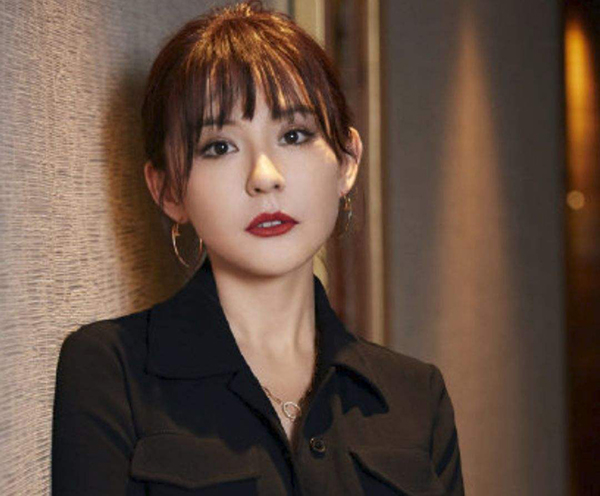 熱扎依深夜宣布升級做了媽媽，娛樂圈奇女子又回來了