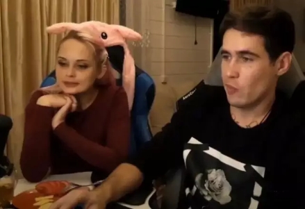 俄羅斯網(wǎng)紅為1000塊打賞，把懷孕女友關(guān)陽(yáng)臺(tái)凍死，網(wǎng)友：禽獸