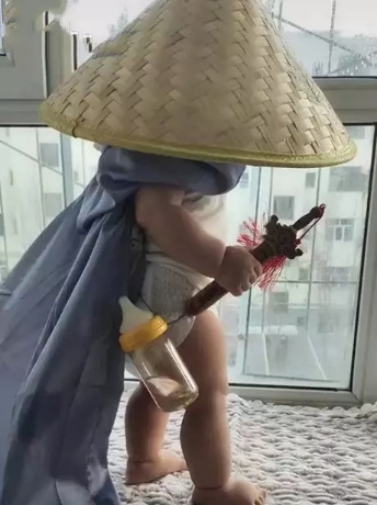 “尿不濕大俠”走紅，網(wǎng)友：曾經(jīng)想仗劍走天涯，卻奈何奶瓶放不下