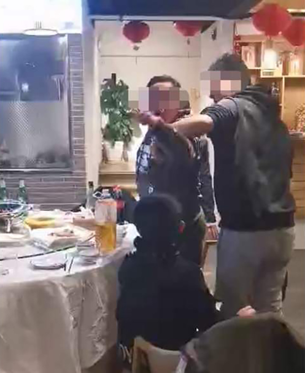 六歲男童闖女廁所嬉鬧，男童母親不道歉反怒罵