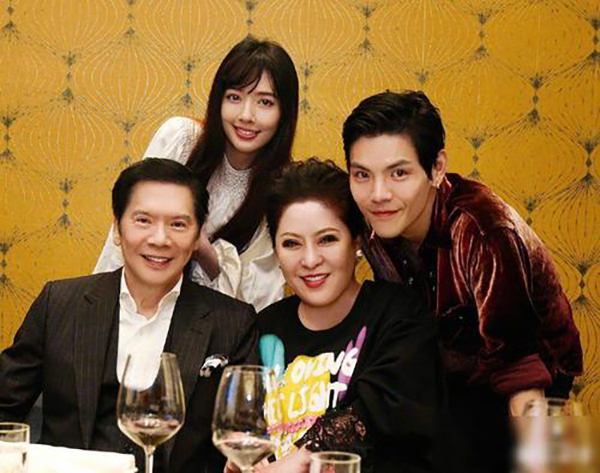 向家豪宅內(nèi)景曝光，全家合照卻不見兒媳和孫女