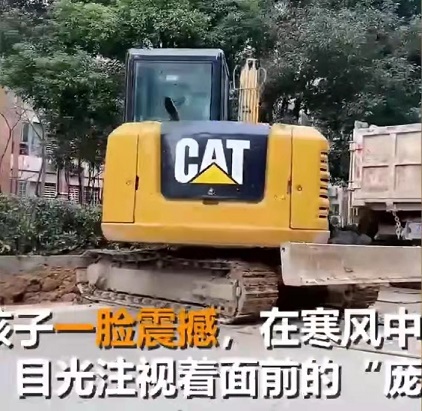 一歲半的萌娃首次看見“挖掘機(jī)”，震撼如同發(fā)現(xiàn)新世界