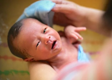 寶寶高燒用酒精物理降溫，醫(yī)生：這樣做不合適