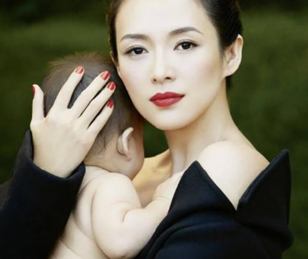 章子怡帶兒女現(xiàn)身機場，身材纖細(xì)引爭議