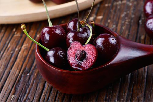 孩子想要50元一斤的草莓，奶奶說啥不買引熱議