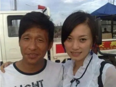 完美避開爸爸的長相，網(wǎng)友：有種“福氣”叫宋小寶家龍鳳胎